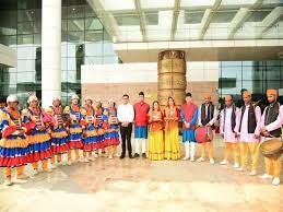 विदेशी प्रतिनिधियों का स्वागत उत्तराखंड की पारंपरिक शैली में  किया।