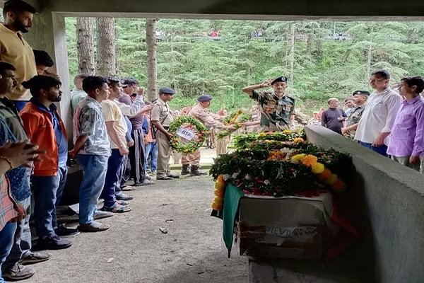 सैन्य सम्मान के साथ बीएसएफ जवान का किया अंतिम संस्कार! परिजन बेसुध, ड्यूटी के दौरान हुई थी मौत