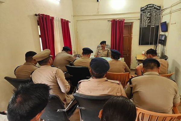 सीओ शिवराज सिंह राणा ने टनकपुर कोतवाली और बनबसा थाने के पुलिस अधिकारियों को दी नए कानूनों की जानकारी