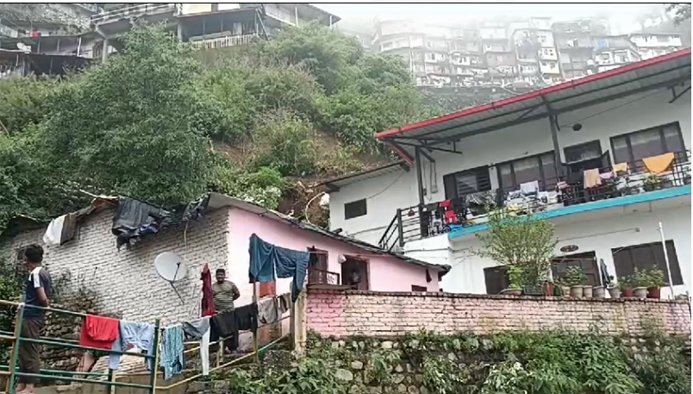 उत्तराखण्डः मसूरी में बारिश का कहर! लंढौर क्षेत्र के राजमंडी में मकान के ऊपर पहाड़ दरका! खतरे की जद में आया घर